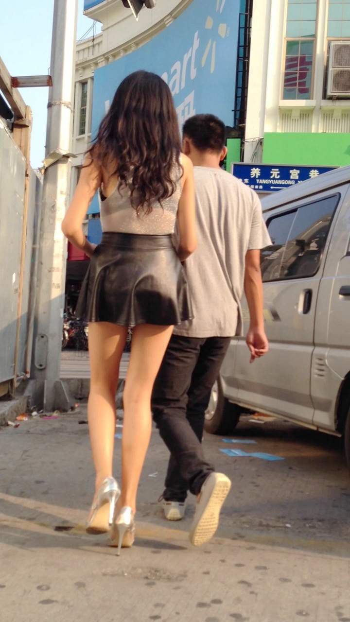 皮质短裙高挑长腿美女[636M/MOV]