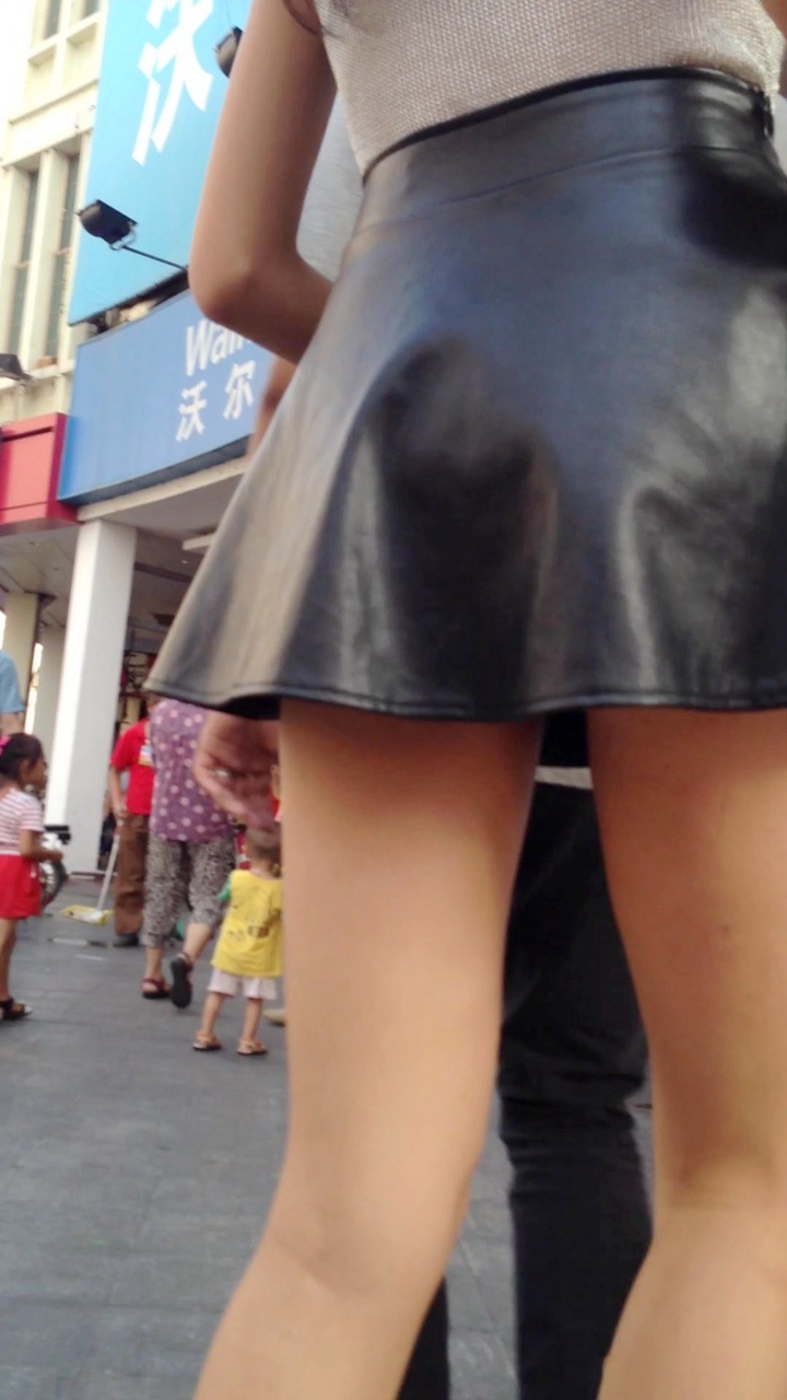 皮质短裙高挑长腿美女[636M/MOV]