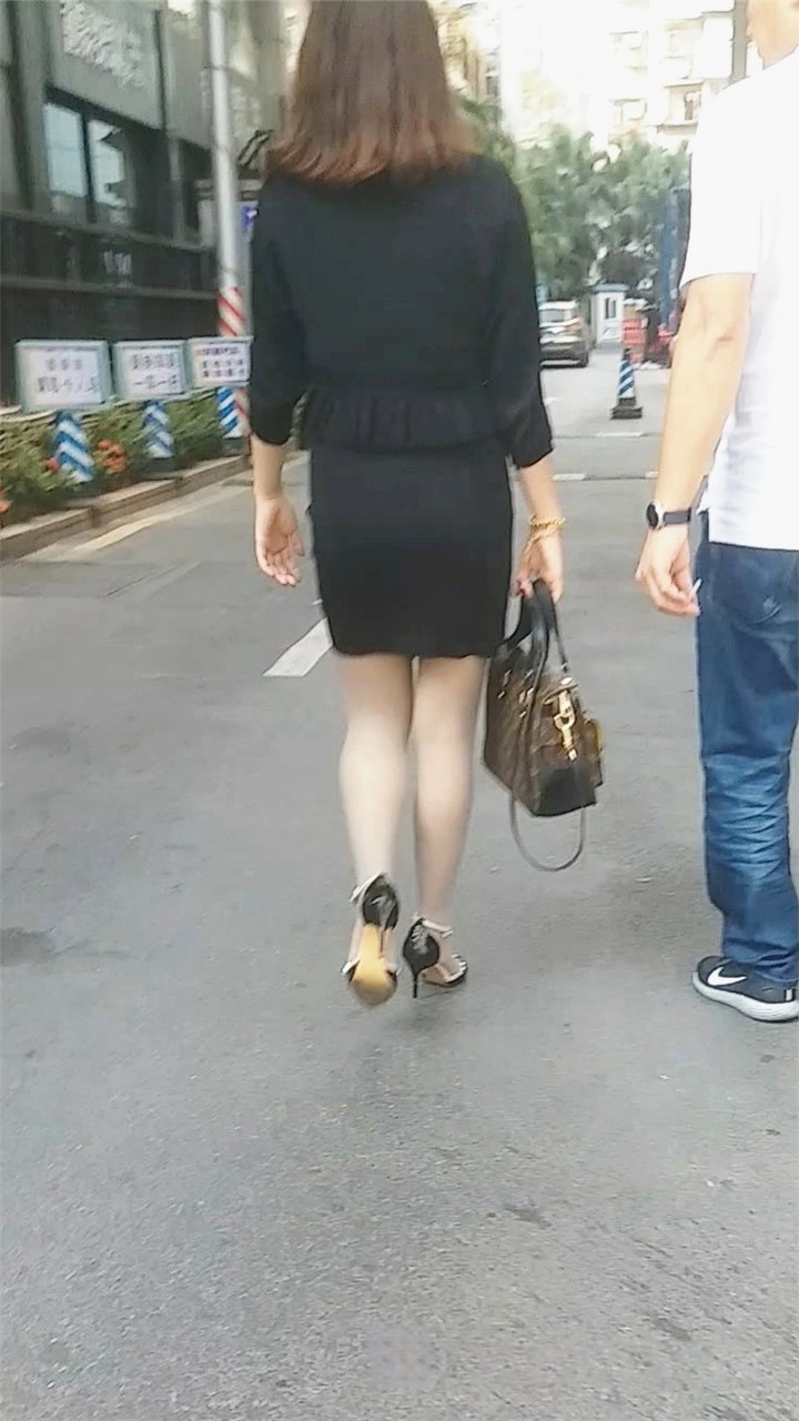 街拍迷人熟女高跟SW[437M/MP4]