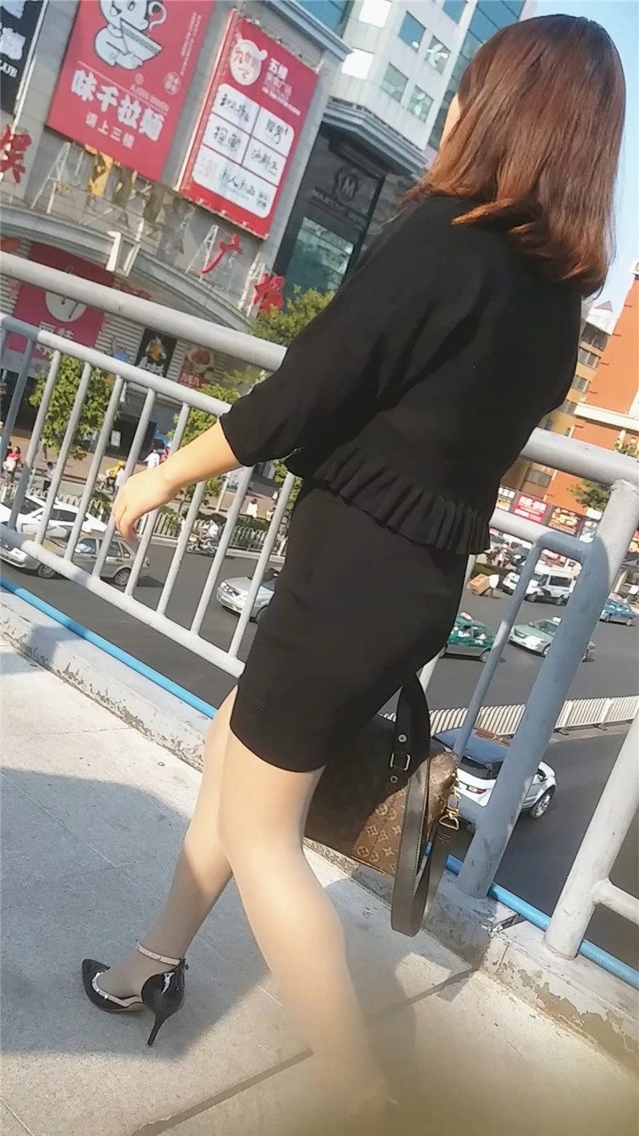 街拍迷人熟女高跟SW[437M/MP4]