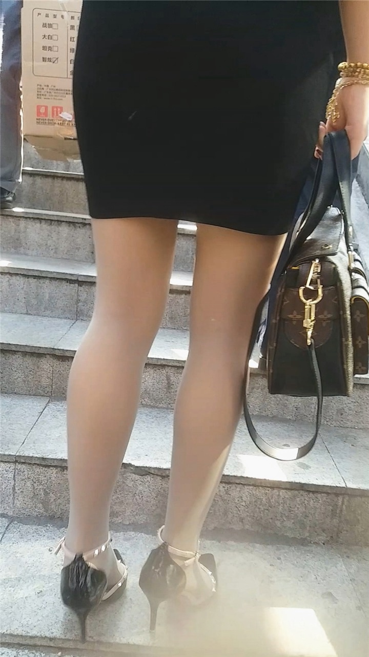 街拍迷人熟女高跟SW[437M/MP4]