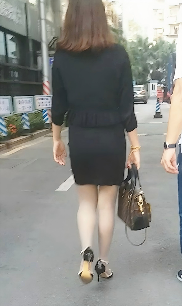 街拍迷人熟女高跟SW[437M/MP4]