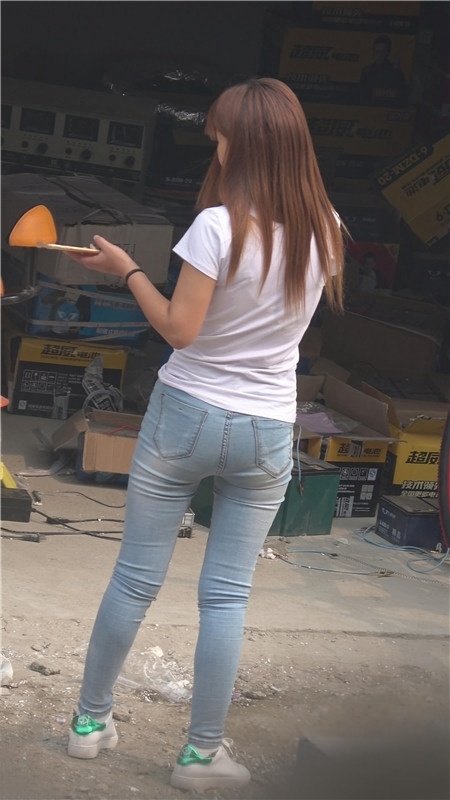 紧身牛仔白衣小妹[2.15G/MP4]