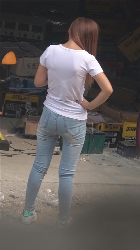 紧身牛仔白衣小妹[2.15G/MP4]