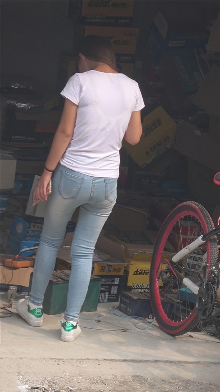 紧身牛仔白衣小妹[2.15G/MP4]