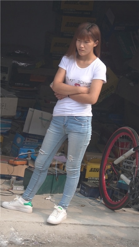 紧身牛仔白衣小妹[2.15G/MP4]