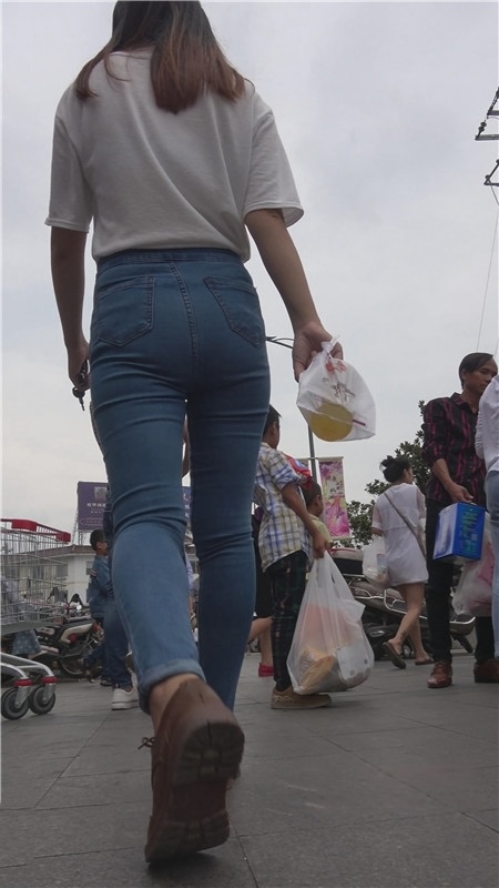 牛仔紧身裤美女[662M/MP4]