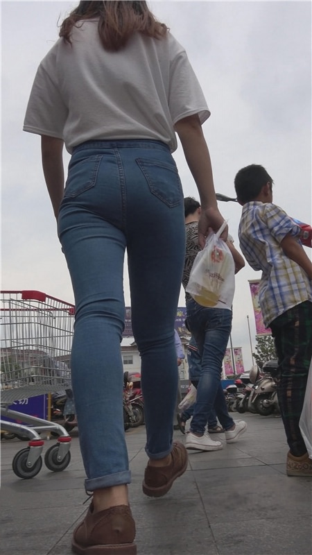 牛仔紧身裤美女[662M/MP4]