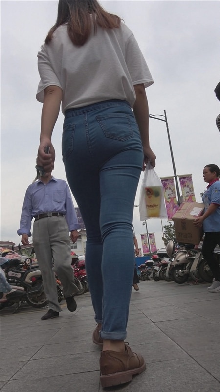 牛仔紧身裤美女[662M/MP4]