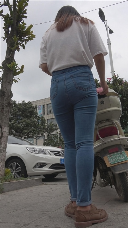 牛仔紧身裤美女[662M/MP4]