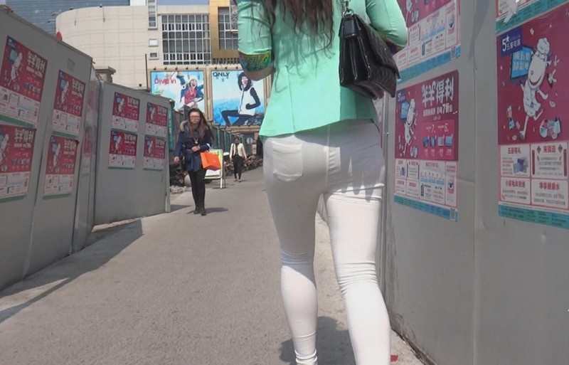 紧身白裤内痕妹子[552M/MP4]