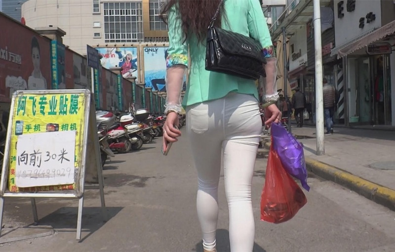 紧身白裤内痕妹子[552M/MP4]