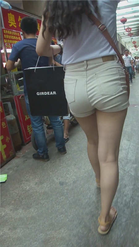 紧身白色热裤妹子[460M/MP4]