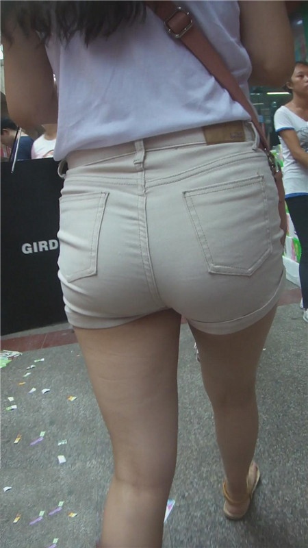 紧身白色热裤妹子[460M/MP4]