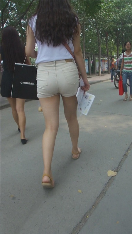 紧身白色热裤妹子[460M/MP4]