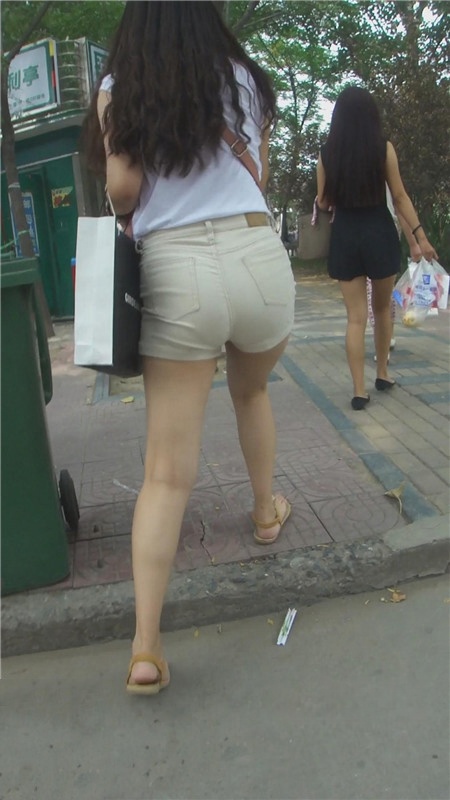 紧身白色热裤妹子[460M/MP4]