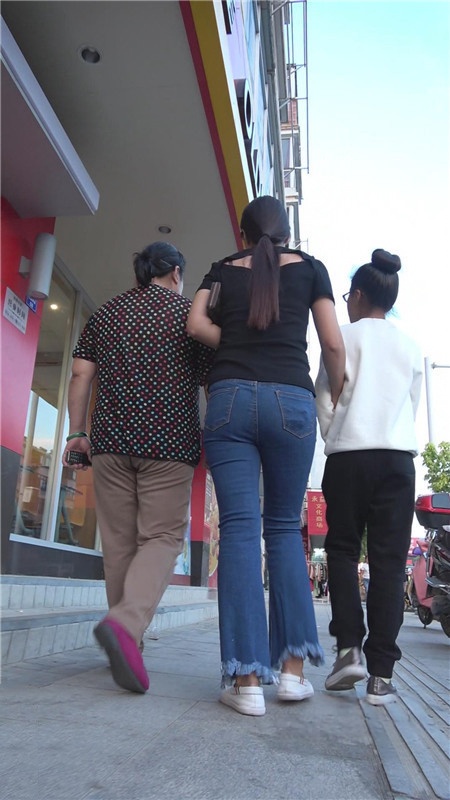 牛仔紧身喇叭裤妹子[355M/MP4]