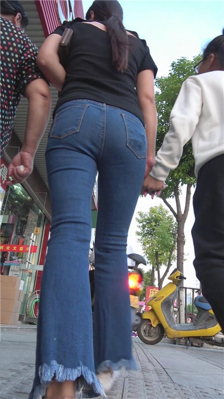 牛仔紧身喇叭裤妹子[355M/MP4]