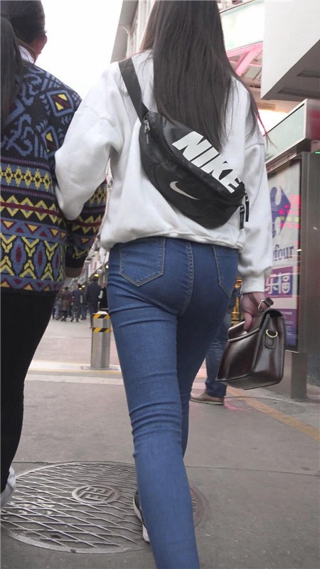 牛仔紧身裤小美女[270M/MP4]