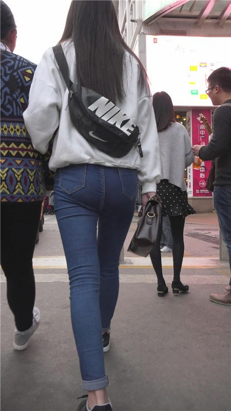 牛仔紧身裤小美女[270M/MP4]