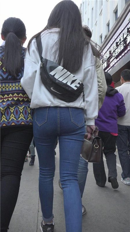 牛仔紧身裤小美女[270M/MP4]