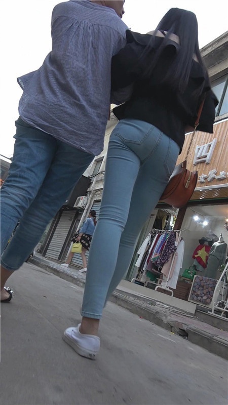 黑衣长腿牛仔妹子[564M/MP4]