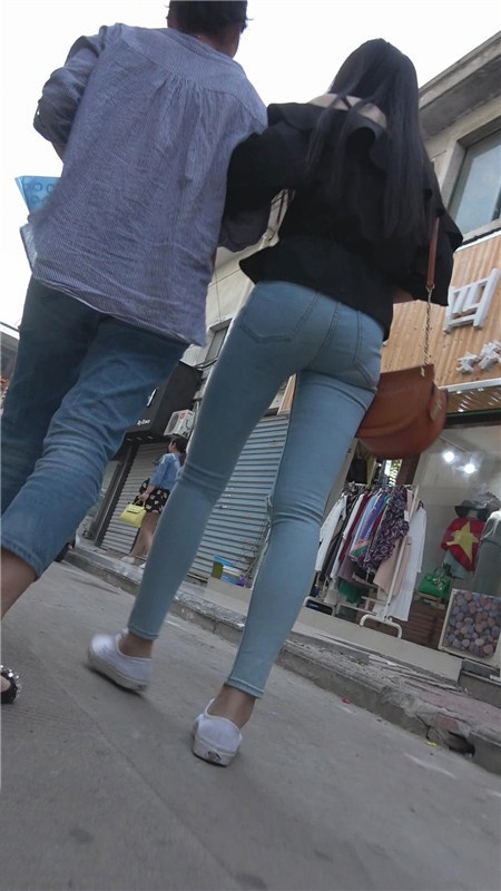 黑衣长腿牛仔妹子[564M/MP4]