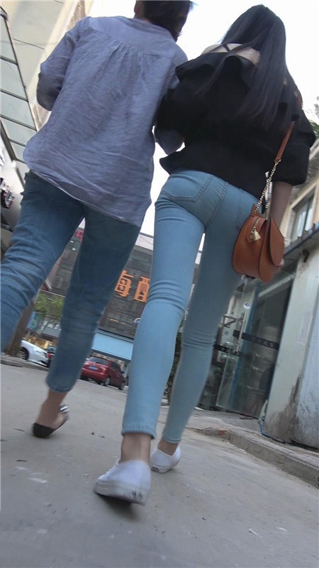 黑衣长腿牛仔妹子[564M/MP4]