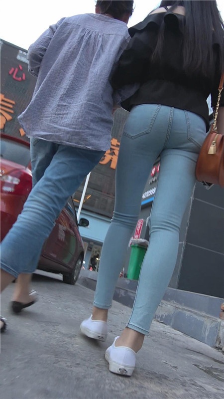 黑衣长腿牛仔妹子[564M/MP4]