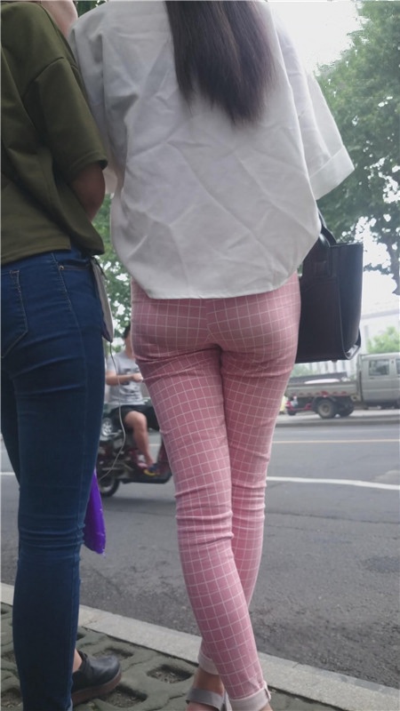 等公交的粉裤妹子[779M/MP4]