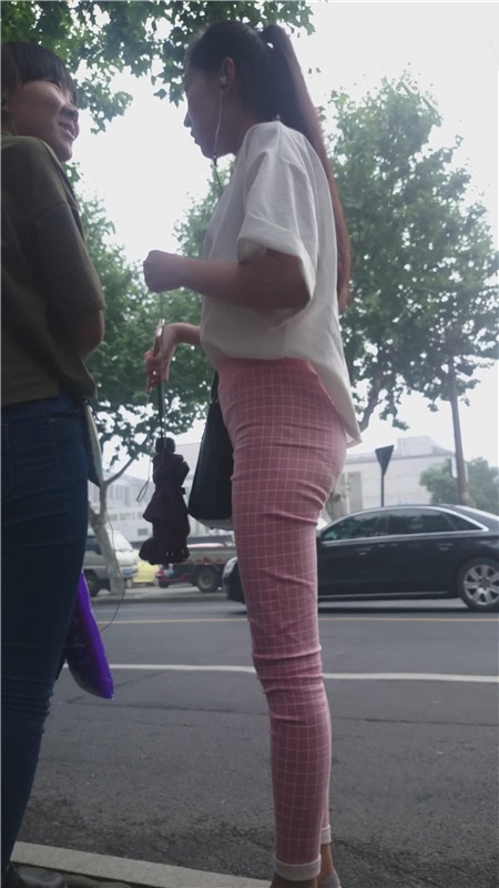 等公交的粉裤妹子[779M/MP4]