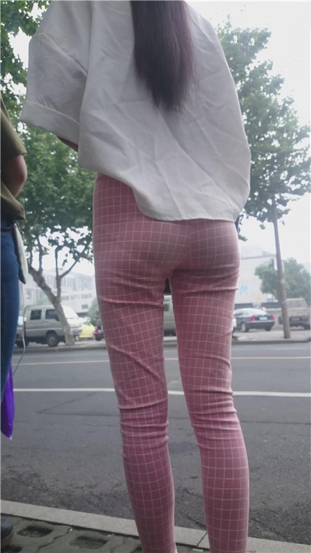 等公交的粉裤妹子[779M/MP4]