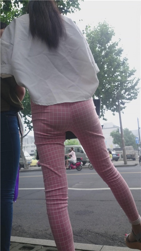 等公交的粉裤妹子[779M/MP4]