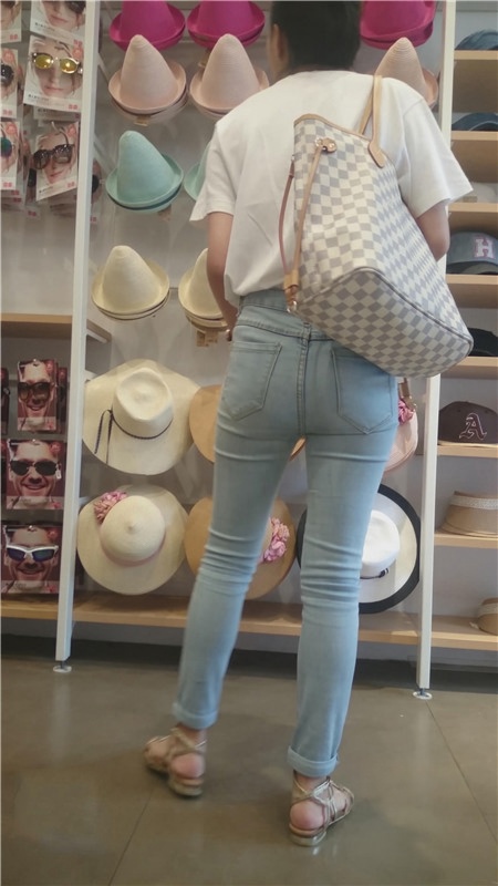 挑选帽子的牛仔妹子[279M/MP4]