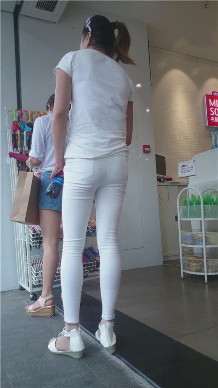 白衣白裤紧身妹子[436M/MP4]