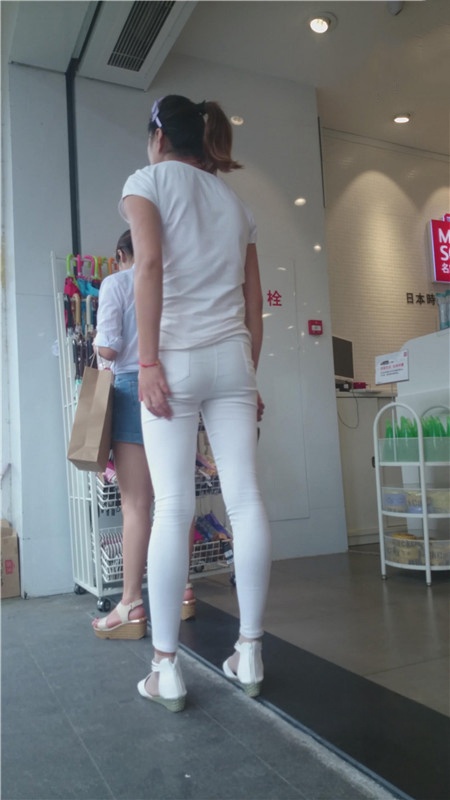 白衣白裤紧身妹子[436M/MP4]