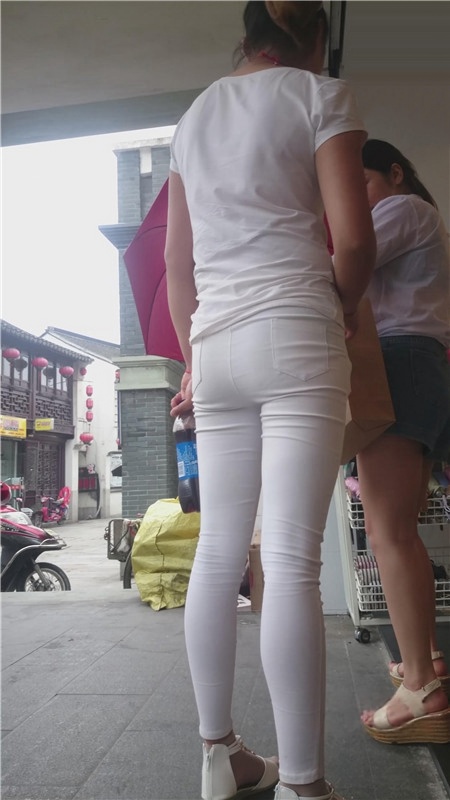 白衣白裤紧身妹子[436M/MP4]