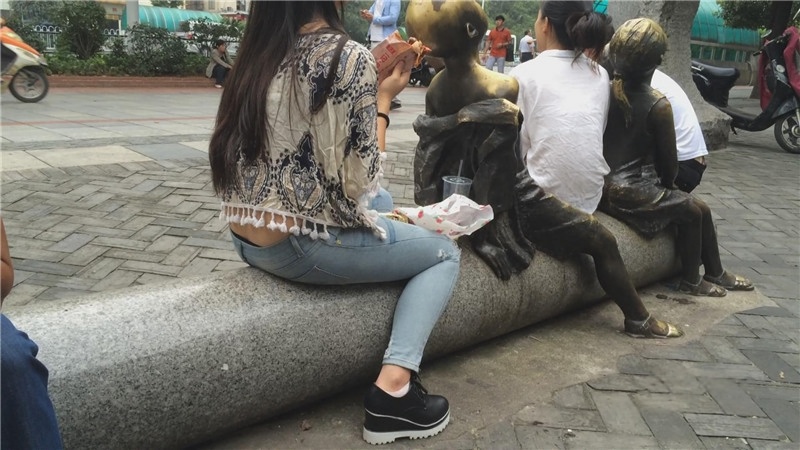 低腰牛仔裤美女[3.7G/MP4]