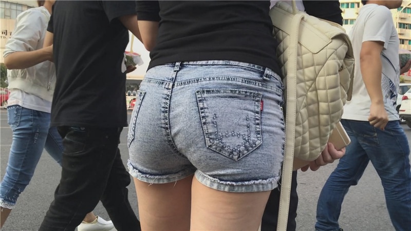 灰色牛仔热裤小妹[704M/MP4]