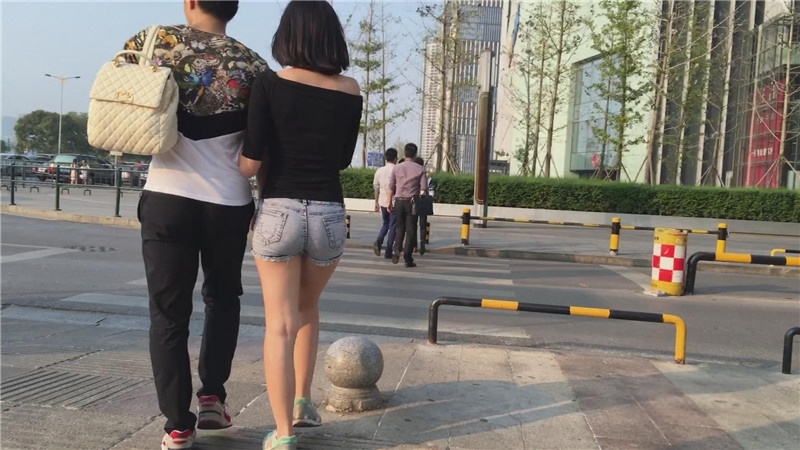 灰色牛仔热裤小妹[704M/MP4]