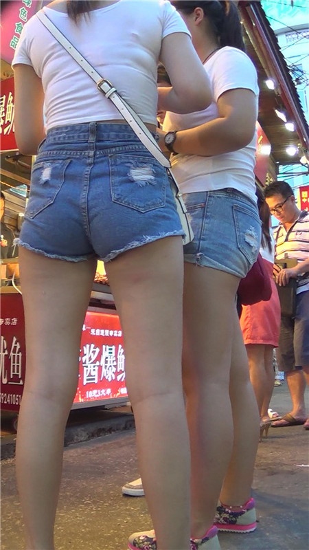 丰满牛仔热裤妹子[387M/MP4]