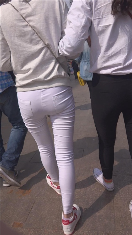 黑白紧身双骄[130M/MP4]