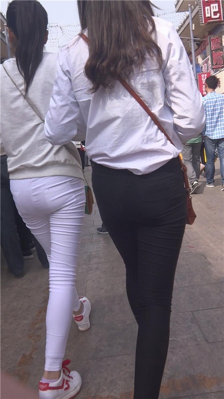 黑白紧身双骄[130M/MP4]