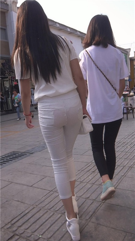 白裤紧身美眉[916M/MP4]