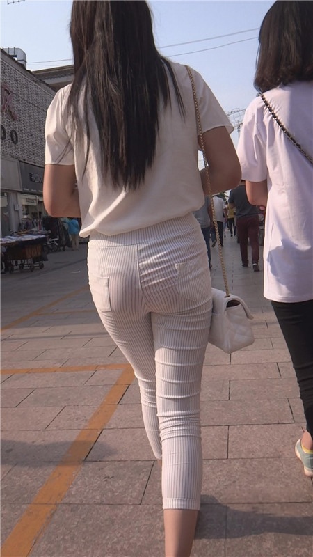 白裤紧身美眉[916M/MP4]