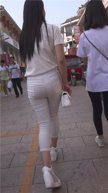 白裤紧身美眉[916M/MP4]