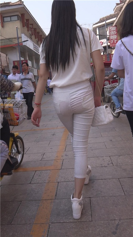 白裤紧身美眉[916M/MP4]