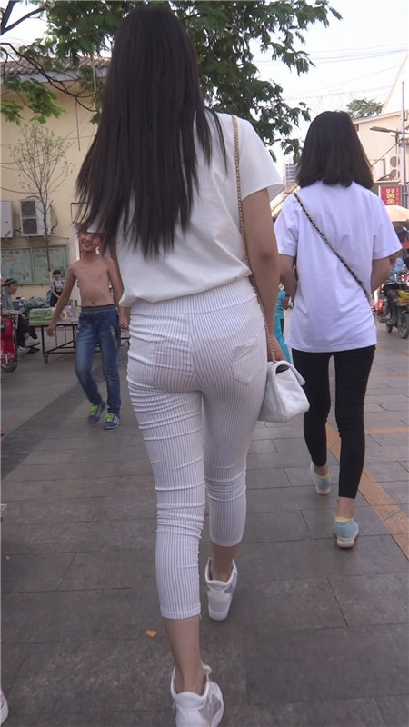 白裤紧身美眉[916M/MP4]