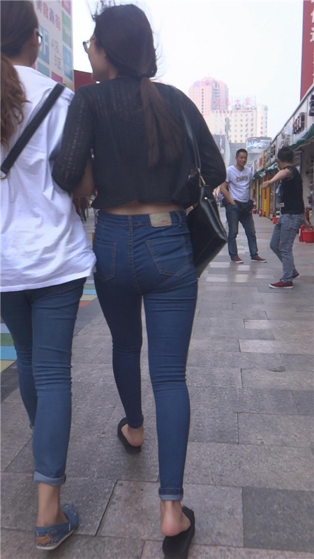 蓝色牛仔长裤紧身美女[504M/MP4]