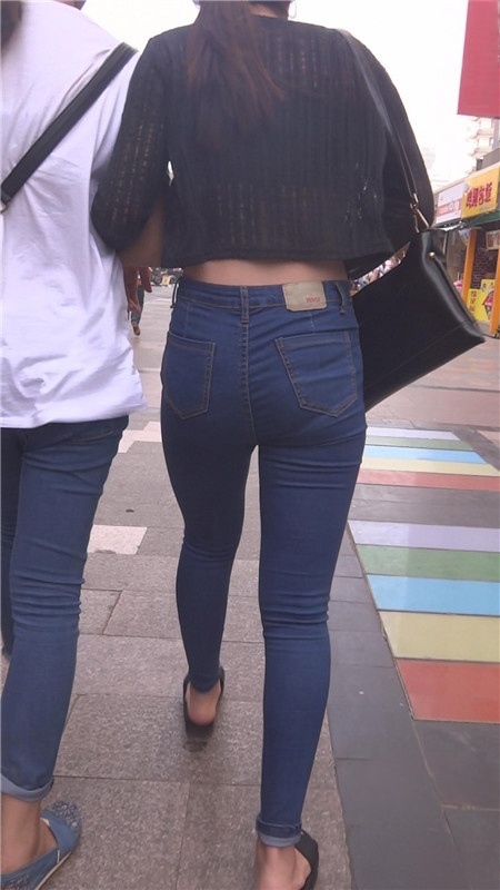 蓝色牛仔长裤紧身美女[504M/MP4]